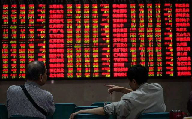 从经济数据中识别关键指标并进行分析